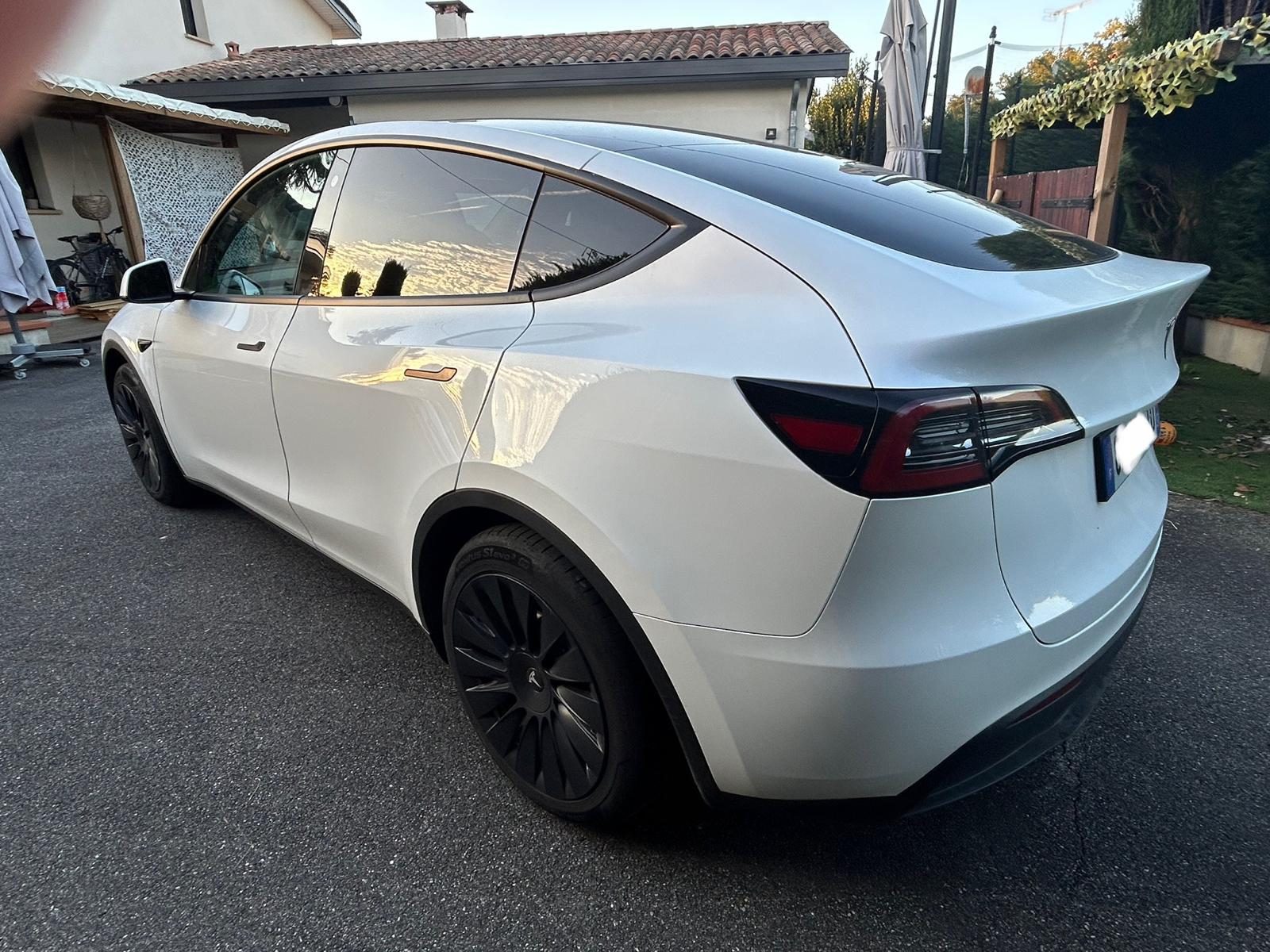 Tesla Model Y - Miniature 4