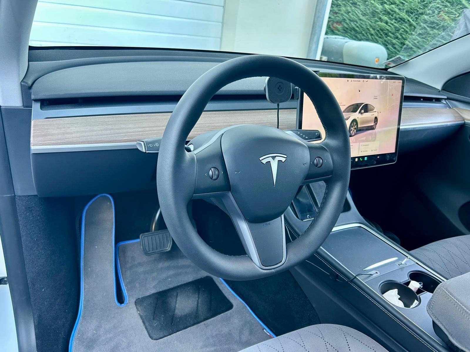 Tesla Model Y - Miniature 8