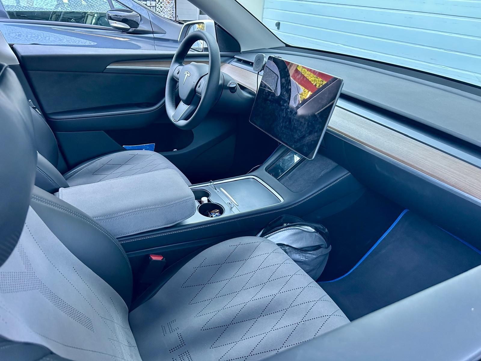 Tesla Model Y - Miniature 9