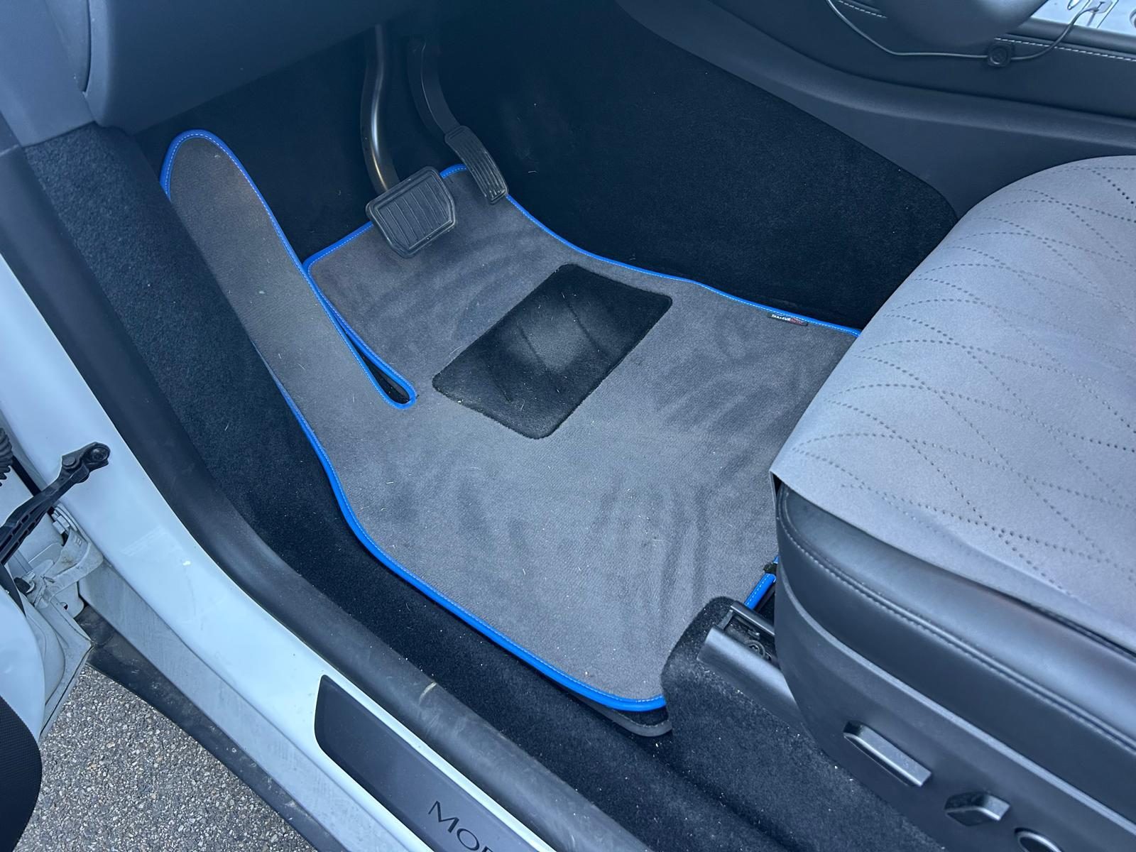 Tesla Model Y - Miniature 12