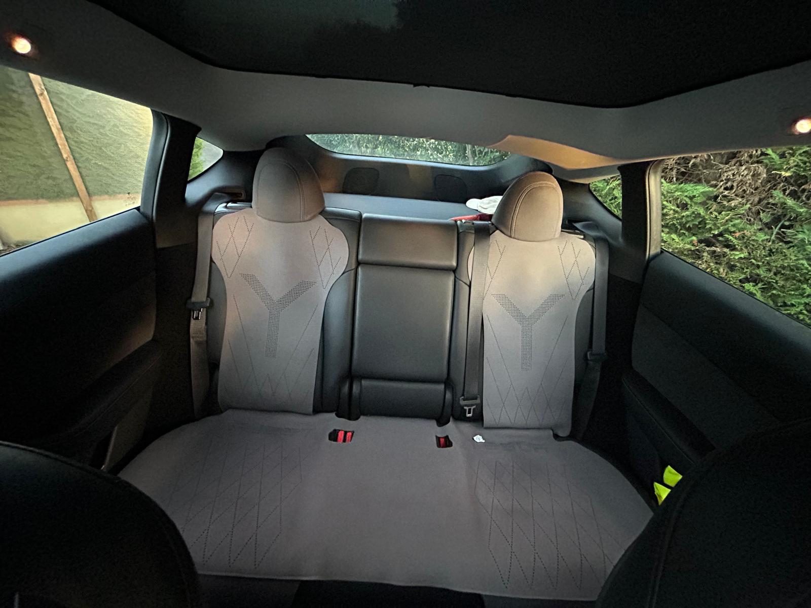 Tesla Model Y - Miniature 13