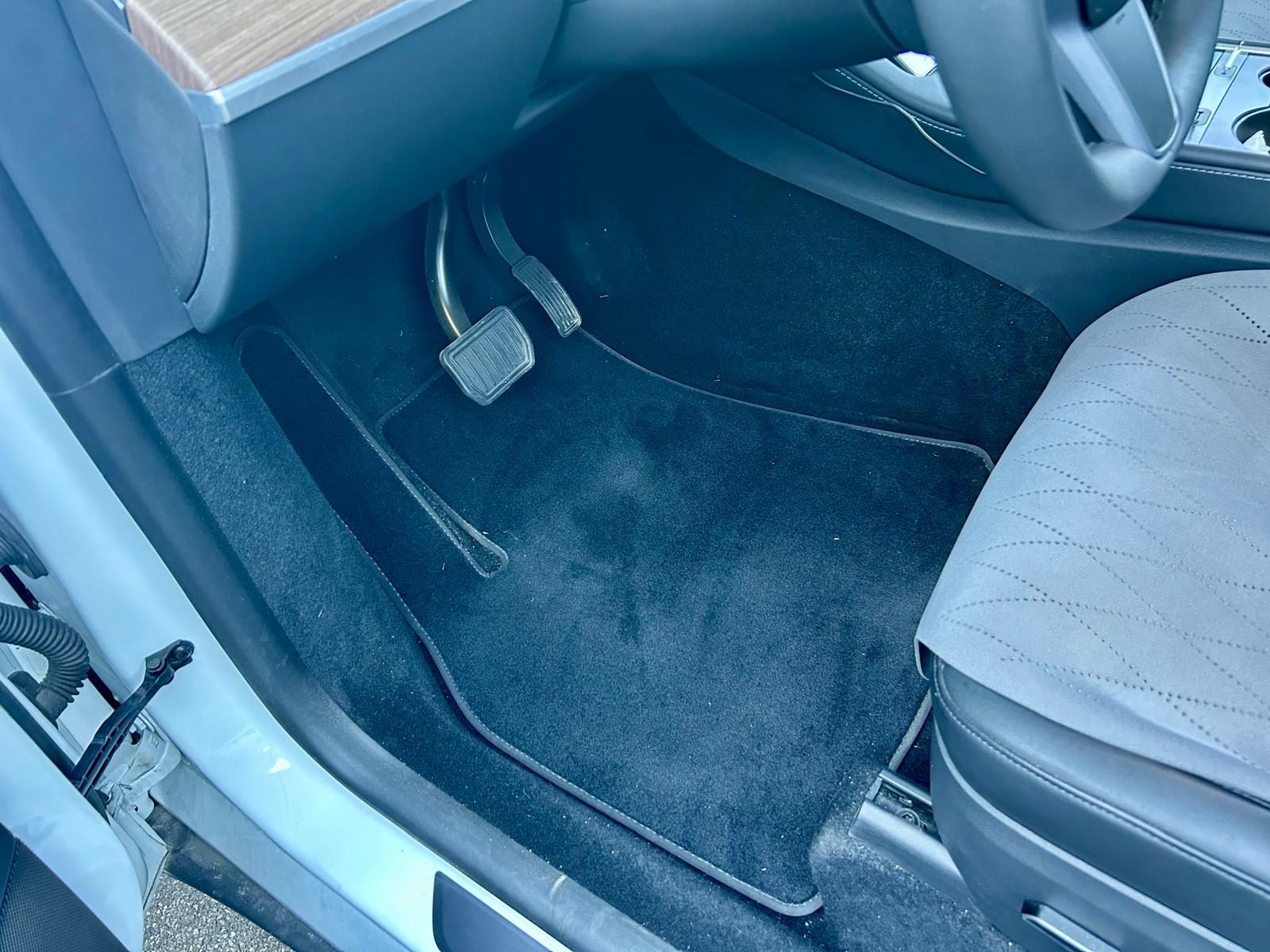 Tesla Model Y - Miniature 14