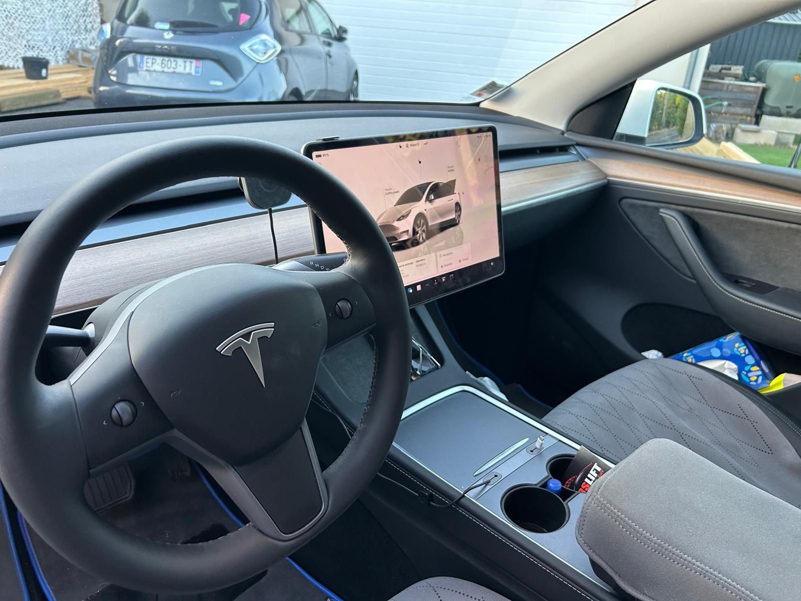 Tesla Model Y - Miniature 16