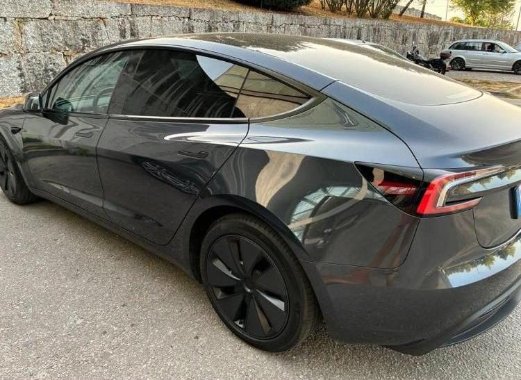 Tesla   Model 3 - Miniature 2