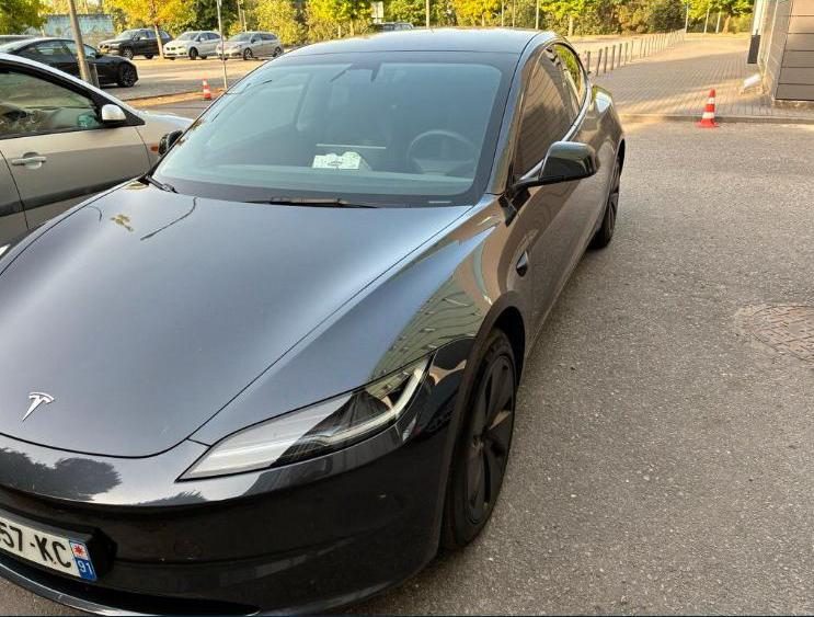Tesla   Model 3 - Miniature 3