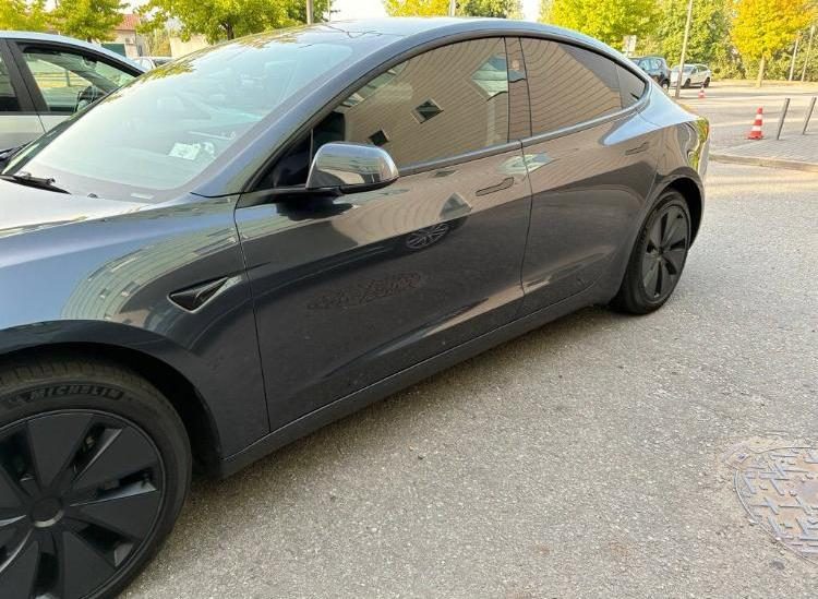 Tesla   Model 3 - Miniature 4