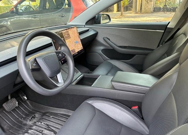 Tesla   Model 3 - Miniature 6
