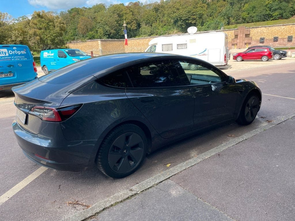Tesla Model 3  - Miniature 3