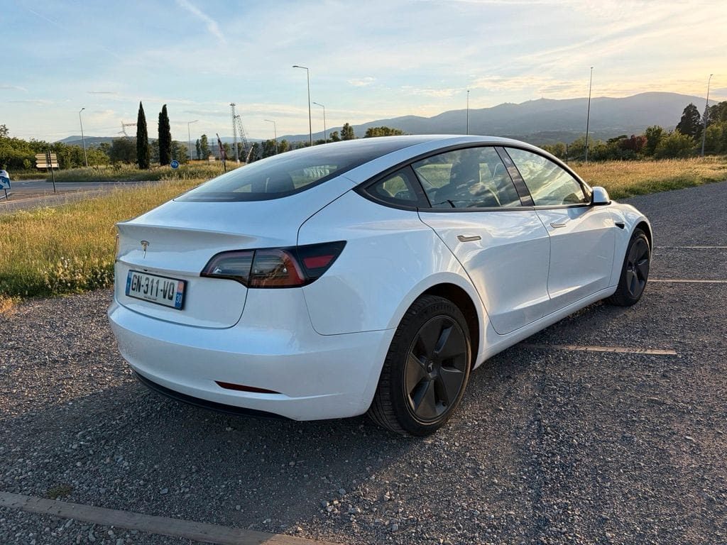 Tesla Model 3   - Miniature 3