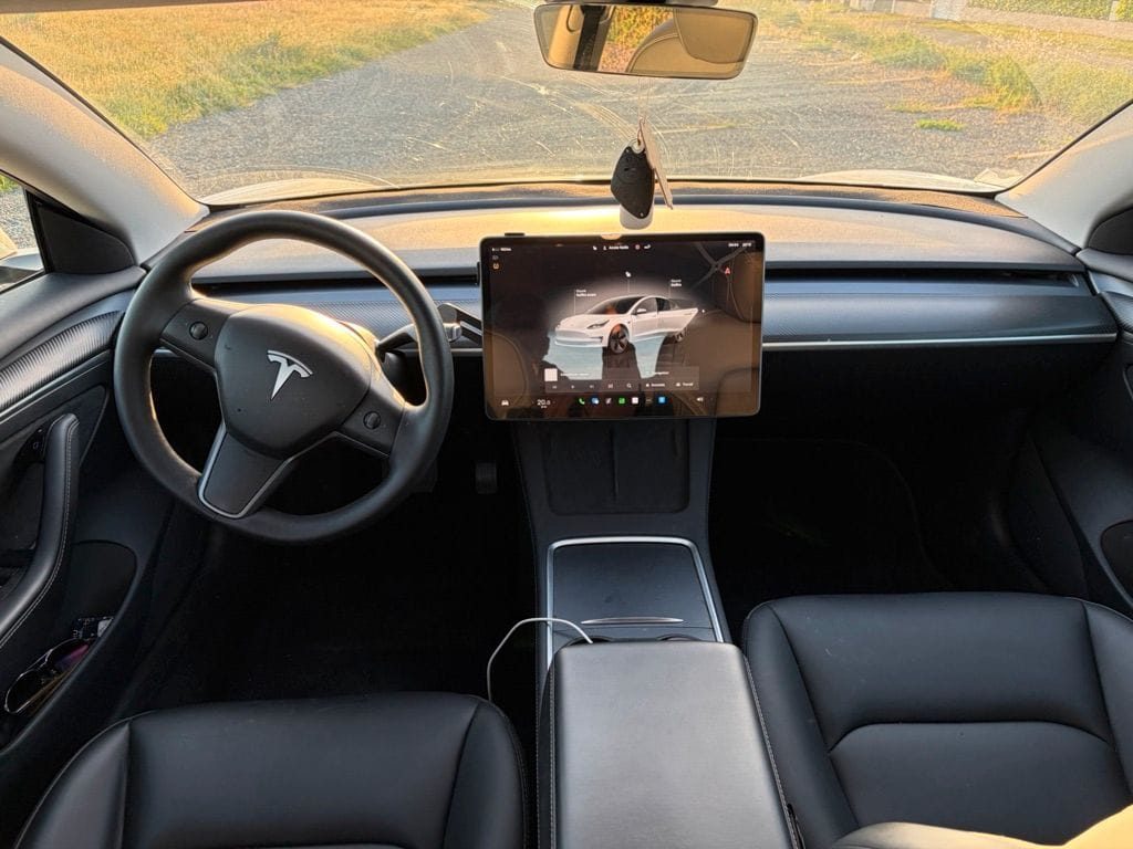 Tesla Model 3   - Miniature 8